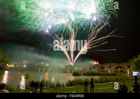 BADAJOZ, Spanien - 24 Juni: Buntes Feuerwerk erschossen von Puente de Palmas Brücke bei Badajoz Spanien während der Festlichkeit n San Juan Stockfoto