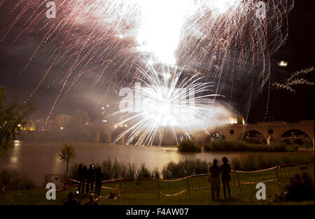 BADAJOZ, Spanien - 24 Juni: Buntes Feuerwerk erschossen von Puente de Palmas Brücke bei Badajoz Spanien während der Festlichkeit n San Juan Stockfoto