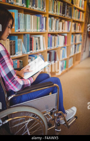 Konzentrierte sich Behinderte Studentin Lesebuch Stockfoto