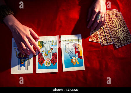 Draufsicht der abgeschnittenen Hände mit Tarot-Karten Stockfoto