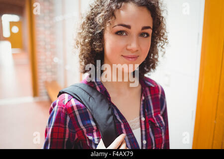 Hübsche Studentin lächelt in die Kamera Stockfoto