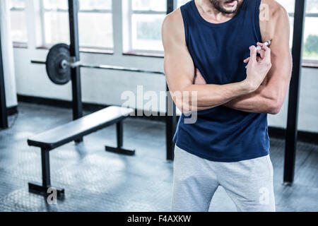 Fit Mann Injektion von Steroiden zu arm Stockfoto