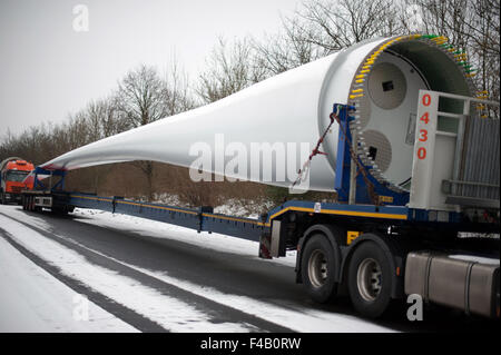 Schwertransport mit Wind Turbinenschaufel Stockfoto