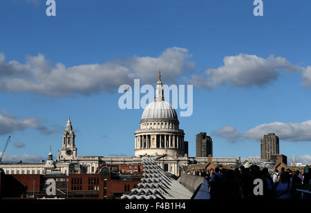 London, UK. 27. Sep, 2015. Foto aufgenommen am 27. September 2015 zeigt die St. Pauls Cathedral in London. London, befindet sich im Südosten von England, ist die Hauptstadt des Vereinigten Königreichs. Stehend auf der Themse, spielt die Stadt eine wichtige Rolle in der Welt finanziellen, kommerziellen, industriellen und kulturellen Bereichen. © Han Yan/Xinhua/Alamy Live-Nachrichten Stockfoto