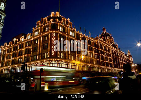 London, UK. 19. November 2014. Foto aufgenommen am 19. November 2014 zeigt das Kaufhaus Harrods in Knightsbridge, London. London, befindet sich im Südosten von England, ist die Hauptstadt des Vereinigten Königreichs. Stehend auf der Themse, spielt die Stadt eine wichtige Rolle in der Welt finanziellen, kommerziellen, industriellen und kulturellen Bereichen. © Han Yan/Xinhua/Alamy Live-Nachrichten Stockfoto