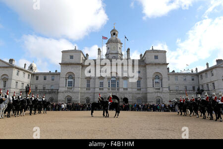 London, UK. 14. Oktober 2015. Foto aufgenommen am 14. Oktober 2015 zeigt die Horse Guards Parade in London. London, befindet sich im Südosten von England, ist die Hauptstadt des Vereinigten Königreichs. Stehend auf der Themse, spielt die Stadt eine wichtige Rolle in der Welt finanziellen, kommerziellen, industriellen und kulturellen Bereichen. © Han Yan/Xinhua/Alamy Live-Nachrichten Stockfoto
