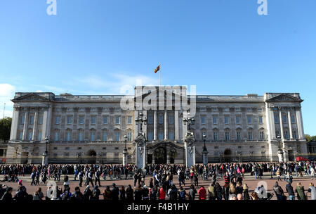 London, UK. 14. Oktober 2015. Foto aufgenommen am 14. Oktober 2015 zeigt den Buckingham Palace in London. London, befindet sich im Südosten von England, ist die Hauptstadt des Vereinigten Königreichs. Stehend auf der Themse, spielt die Stadt eine wichtige Rolle in der Welt finanziellen, kommerziellen, industriellen und kulturellen Bereichen. © Han Yan/Xinhua/Alamy Live-Nachrichten Stockfoto