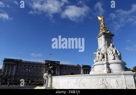 London, UK. 14. Oktober 2015. Foto aufgenommen am 14. Oktober 2015 zeigt das Queen Victoria Denkmal vor dem Buckingham Palace in London. London, befindet sich im Südosten von England, ist die Hauptstadt des Vereinigten Königreichs. Stehend auf der Themse, spielt die Stadt eine wichtige Rolle in der Welt finanziellen, kommerziellen, industriellen und kulturellen Bereichen. © Han Yan/Xinhua/Alamy Live-Nachrichten Stockfoto