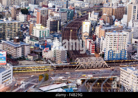 Osaka, Ansicht von Umeda Sky Building, Dämmerung, blaue Stunde Hohlkasten Eisenbahnbrücke und Straßenbrücke über Hauptbahnhof Linien in Osaka Station. Stadtbild. Stockfoto