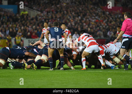 Gloucester, Großbritannien. 11. Oktober 2015. Mike Petri (USA), Fumiaki Tanaka (JPN) Rugby: USA und Japan Spieler in einem Scrum während der IRB Rugby World Cup 2015 Pool B Spiel zwischen den Vereinigten Staaten 18-28 Japan im Kingsholm Stadium in Gloucester, England. © Fernen Osten Presse/AFLO/Alamy Live-Nachrichten Stockfoto