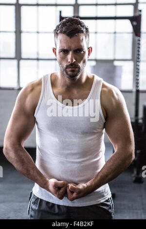 Mann, stehend mit geballten Fäusten zu passen Stockfoto