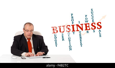 Geschäftsmann am Schreibtisch sitzen und tippen auf Tastatur mit Wortwolke Stockfoto