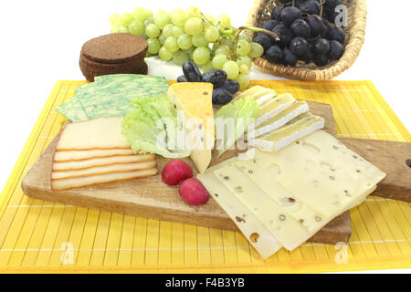 Stück Käse mit Trauben Stockfoto