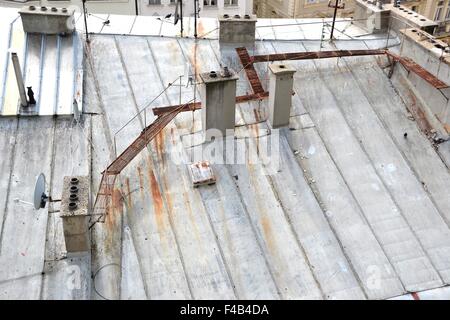 ein Blechdach eines Hauses in Karlovy Vary/Karlsbad Stockfoto