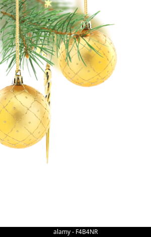 Goldene Weihnachtskugeln auf Fichte Zweig. Stockfoto