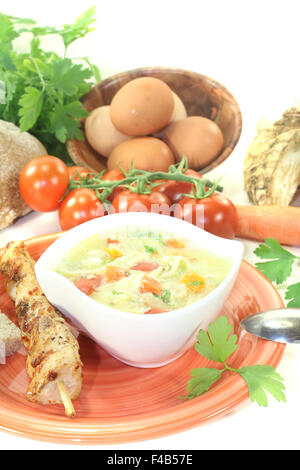 Hühnersuppe mit grünen Stockfoto