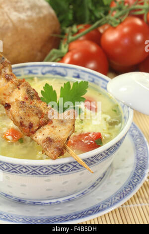 Asiatische Hühnersuppe mit grünen Stockfoto