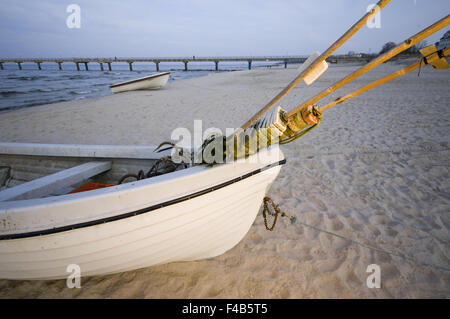 Fischerboot mit Boje am Strand Stockfoto