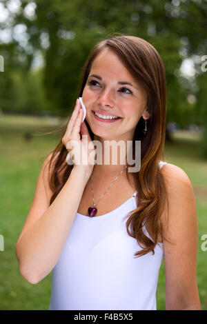 junge Frau, die ihr Gesicht mit Gesicht Pads Reinigung Stockfoto