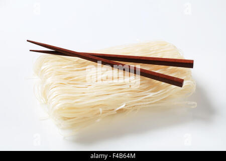 Bündel von getrocknete Reisnudeln und hölzerne Stäbchen Stockfoto