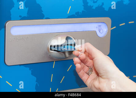 Frau, die Geldautomaten ihrer Bank-Karte einlegen Stockfoto