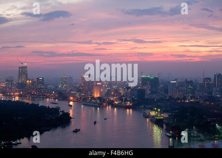 Luftaufnahme über Fluss Saigon in Ho-Chi-Minh-Stadt, Vietnam (Sông Sài Gòn) Stockfoto