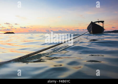 Boot vertäut am frühen Morgen auf Koh Rong Insel Kambodscha Stockfoto