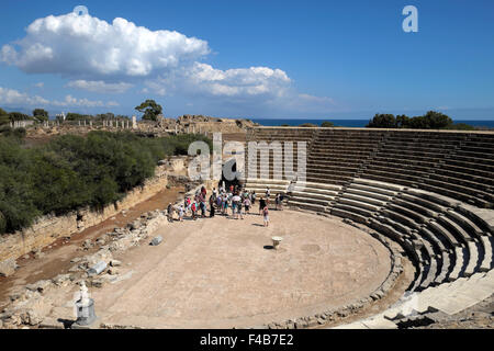 Touristen-tour Gruppe Besucher besuchen Salamis römische Amphitheater in Famagusta, Nord Zypern KATHY DEWITT Ruinen Stockfoto