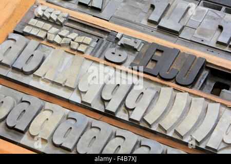 ein Schrank mit gedruckten Buchstaben Stockfoto