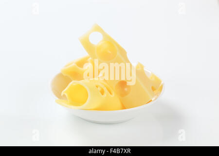 Stücke von frischem Schweizer Käse in Schüssel weiß Stockfoto