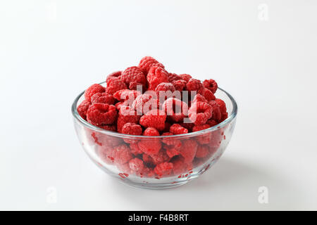 gefrorene Himbeeren in eine kleine Glasschale Stockfoto