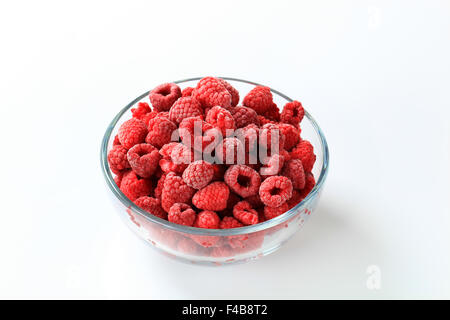 gefrorene Himbeeren in eine kleine Glasschale Stockfoto