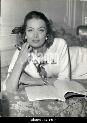 1968 - Capucine zurück in Paris. Capucine, das berühmte Manneken kamen gestern in Paris, nach mehreren Jahren Abwesenheit von Los Angeles, wo sie '' The French Cinderella'' genannt wurde. Sie wird co-Star mit dem berühmten Schauspieler Curd Jürgens in "Le Triomphe de Michel Strogoff'', ihrem ersten französischen Film. OPS: Capucine lernen ihre neue Rolle in dem Film, in ihrem Hotel in Paris. © Keystone Bilder USA/ZUMAPRESS.com/Alamy Live-Nachrichten Stockfoto