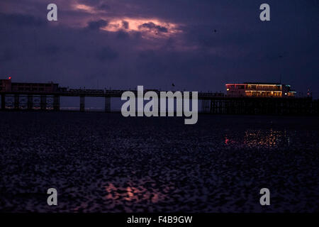 Ein trübe Sonnenaufgang über Worthing Pier in Worthing, Großbritannien 16.10.2015:. Bild von Julie Edwards Stockfoto