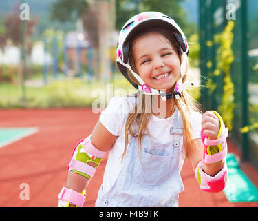 Kleines Mädchen in Rollschuhe in einem park Stockfoto