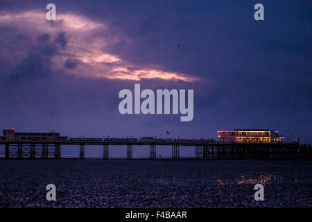 Ein trübe Sonnenaufgang über Worthing Pier in Worthing, Großbritannien 16.10.2015:. Bild von Julie Edwards Stockfoto