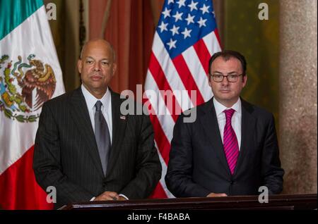 Mexico City, Mexiko. 15. Oktober 2015. Mexikos Finanzminister Luis Videgaray(R) und US Department of Homeland Security (DHS) Sekretär Jeh Johnson beteiligen Presse-Konferenz in Mexiko-Stadt, Hauptstadt von Mexiko, am 15. Oktober 2015. Bildnachweis: Jessica Espinosa/NOTIMEX/Xinhua/Alamy Live-Nachrichten Stockfoto