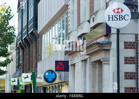 Reihe von Retail Banken, High Street, Staines-upon-Thames, Surrey, England, Vereinigtes Königreich Stockfoto