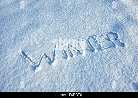 Wort-Winter im Schnee geschrieben Stockfoto