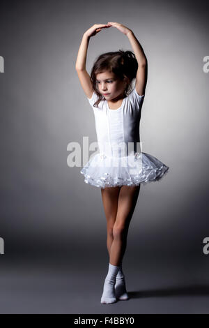 Anmutige kleine Turnerin führt im studio Stockfoto