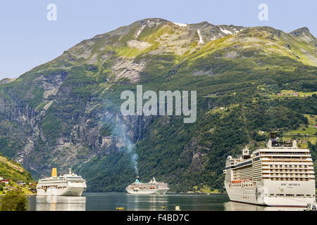 Schiffe In Geiranger Fjord-Norwegen Stockfoto