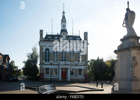 Altes Rathaus und Kriegerdenkmal, Marktplatz, Staines-upon-Thames, Surrey, England, Vereinigtes Königreich Stockfoto