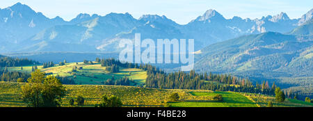 Sommer Dorf Bergpanorama (Polen) Stockfoto