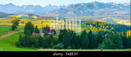 Sommer Dorf Bergpanorama (Polen) Stockfoto