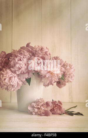 Pfingstrose Blumen in Vase mit Vintage-Farben Stockfoto