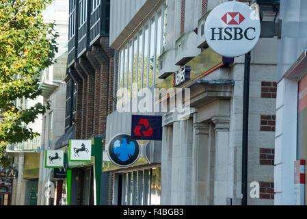 Reihe von Retail Banken, High Street, Staines-upon-Thames, Surrey, England, Vereinigtes Königreich Stockfoto