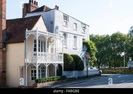 Periode Häuser am Fluss Themse, High Street, Datchet, Berkshire, England, Vereinigtes Königreich Stockfoto