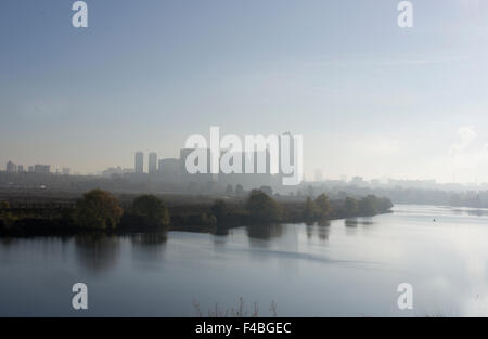 Silhouetten von einer modernen Stadt-Landschaft hinter dem Fluss Stockfoto