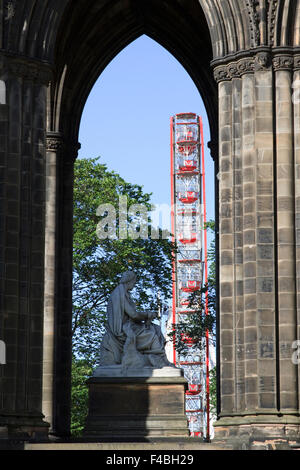 Princes Street Gardens Riesenrad gesehen durch den Bogen von der Scott Monument in Edinburgh, Schottland. Stockfoto