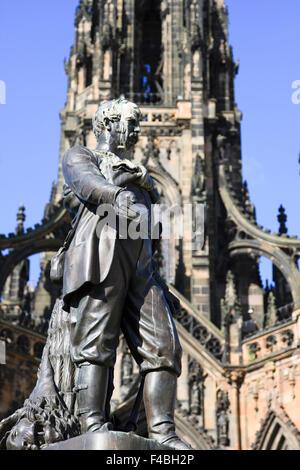 David Livingstone-Statue mit der Scott Monument im Hintergrund. Stockfoto